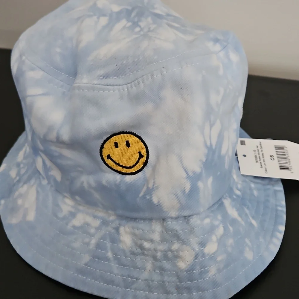 NWT Smiley Face Tie Dye Bucket Hat Light Blue Unisex Kids OS Trendy Festival